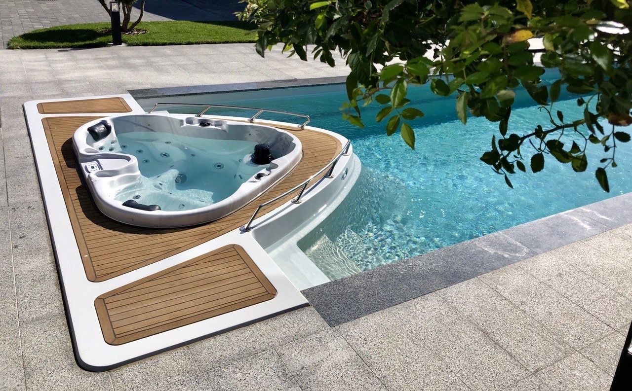 Yacht pool